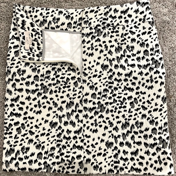 Loft skirt slightly above the knee. - Picture 2 of 2